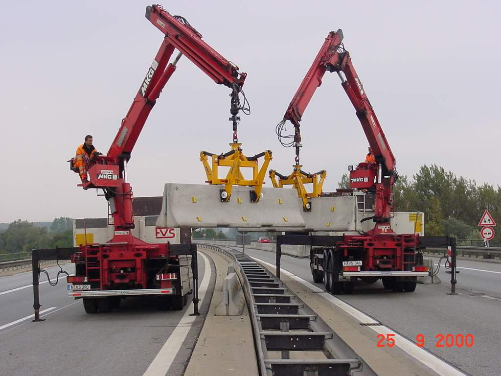 Рис.1. Механический захват BSZ-KH для бетонных шоссейных разделителей.